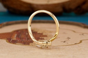 Bague en diamant à coupe radiant et angle incurvé, élégante pour femme, design sculpté moderne avec éclat brillant, parfaite pour le quotidien - Product Image 5