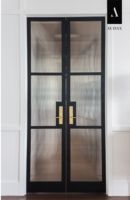 Porte d'entrée française en acier et verre ultra-étroite pour extérieur, avec isolation thermique, insonorisation, antivol, caractéristiques énergétiques et design minimaliste