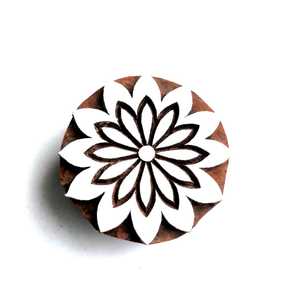 Sello de madera redondo tallado a mano con diseño floral de mandala para arte textil indio - Product Image 1