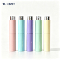 Atomiseur de parfum rotatif en plastique de 10 ml avec flacon intérieur en verre, rechargeable, portable, vide, pour voyage, avec logo personnalisé