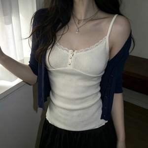Camisole en dentelle style girly pur avec détails de boutons perlés, débardeur doux, frais et élégant à coupe ajustée pour femme - Product Image 3