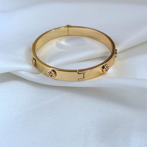 Europäisches und amerikanisches 18 Karat Gold Double T Logo besetztes Mode armband - Product Image 6