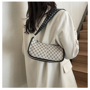 กระเป๋าถือสุดหรูสำหรับสุภาพสตรีปี 2025 จาก REP Fashion รุ่น Luxury Louis พร้อมชุดกระเป๋าตกแต่งมุก มีหูหิ้วสองข้างและซิป - Product Image 3