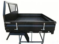 Plateforme de chargement robuste en aluminium avec tiroirs intégrés sous le châssis et réservoir d'eau - Solution de camping tout-terrain ultime pour 4x4
