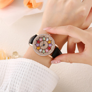 Reloj de Mujer Giratorio Versátil, Moderno y Distintivo, de 38 mm, con Pedrería Brillante, Elegante Movimiento de Cuarzo, Resistente al Agua - Product Image 4