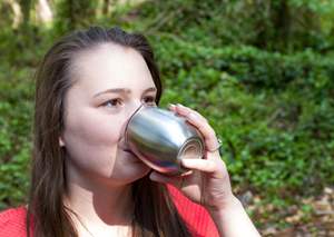 Coppia di Calici da Vino di Lusso in Acciaio Inox Lucidato, Stelo Alto, Finitura Argento, Infrangibili, Ecologici, con Impugnatura Ergonomica per Bar - Product Image 6