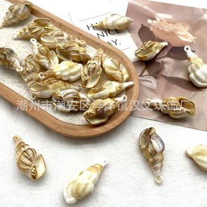 Venta al por mayor de abalorios de <span class=keywords><strong>concha</strong></span> acrílica perlados con borde dorado estilo veraniego, mezcla de conchas marinas, estrellas de mar y caracolas para pendientes de joyería DIY - Product Image 1