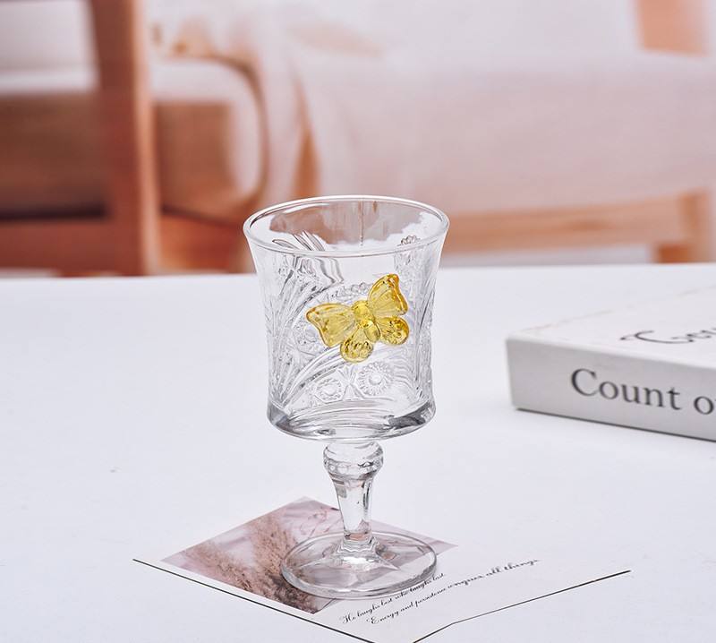 Tasse en verre à pied sculpté papillon jaune 215 ml