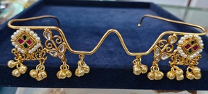 Marcos de Joyería Étnica India Tradicional con Perlas Doradas y Piedras Verdes Kundan para Mujer, para Uso Nupcial - Product Image 3