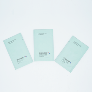 Kit de produits de toilette essentiels pour hôtel, format voyage, en sachets individuels, comprenant shampoing, après-shampoing et gel douche jetables - Product Image 1