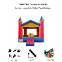Château gonflable de style château traditionnel, rouge, bleu, jaune, avec filet de sécurité pour la location lors de fêtes d'anniversaire