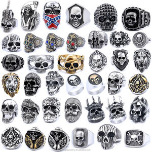 Anelli Punk Biker in Acciaio Inox Placcato Oro 18K con Design Teschio e Zirconi, Personalizzabili per Regali - Product Image 1