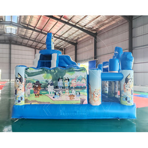 Castello Gonfiabile a Forma di Cane Blu con Personaggi Animati e Design con Papillon per Intrattenimento ed Eventi per Bambini al Chiuso - Product Image 2