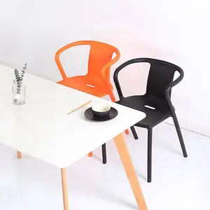 Sedia da pranzo con braccioli Designer semplice e moderna sedia da reception in plastica colorata sedia da esterno impilabile
