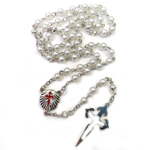 Collier chapelet en fausses perles 6MM, pendentif croix vintage en alliage, chaîne perlée, bijoux religieux pour femmes et hommes - Product Image 1