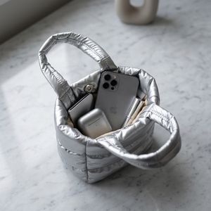 Werbeartikel: Personalisierte, faltbare, wasserdichte Metallic-Silber-Stepp-<span class=keywords><strong>Mini</strong></span>-Tote-Umhängetasche mit zwei Riemen für Handys – Luxus-Großhandel - Product Image 2