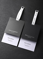 Étiquettes suspendues personnalisées en PVC imprimées avec logo, revêtement UV, forme découpée pour marque de vêtements, étiquettes pivotantes imperméables