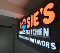 Enseigne publicitaire extérieure étanche en acier inoxydable avec lettres en relief 3D éclairées par LED, logo de marque personnalisé