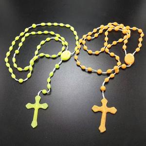 Collana Luminosa a Croce, Gioielli per il Commercio Estero, Collana Rosario Luminosa in Plastica, Filo di Perle che si Illumina al Buio - Product Image 4