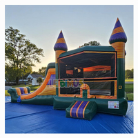Château gonflable combiné avec toboggan aquatique sur le thème des camions de pompiers pour les événements estivaux