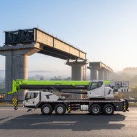 Grue sur camion de 80 tonnes ZTC800A5, moment de levage maximal 3293 kNm, flèche à 5 sections, levage précis et stable
