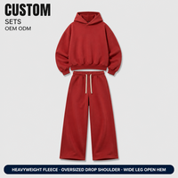 Ensemble deux pièces pour homme rouge brique personnalisé, comprenant un sweat à capuche court épais et un pantalon de survêtement oversize à jambes larges avec cordon de serrage, pour le streetwear décontracté