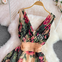 Vente en gros d'été rouge fleur imprimée robe trapèze pour dames décontracté sans manches plissé col en V Maxi robes en mousseline de soie