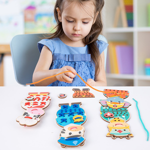 Planche à coudre en bois en gros pour enfants, jouet éducatif pour le développement de l'intelligence, avec lacets colorés et cartes d'animaux à coudre - Product Image 2