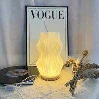 Style nordique forme Unique lampe de chevet Base en bois USB Plug-in Dimmable table de chevet lampe créative 3D imprimé à volants LED lampe de Table