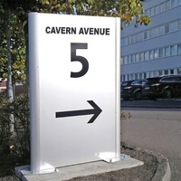 La structure en acier de conception spéciale adaptent les signes aux besoins du client menés