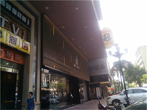 Façade de magasin de centre commercial avec panneaux en aluminium sur mesure pour l'entrée et le revêtement extérieur - Product Image 1