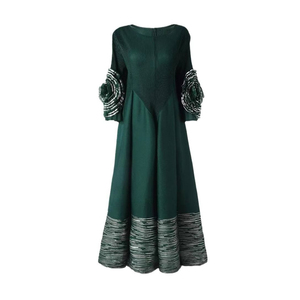 Robe longue plissée Miyake à col rond, coupe trapèze, avec ourlet imprimé métallique et manches à rosettes florales 3D, collection automne 2026, directement de l'usine - Product Image 5