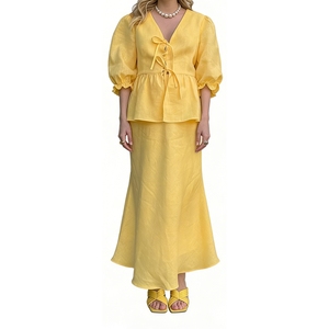 Ensemble 2 pièces pour femmes - Haut à manches bouffantes et jupe mi-longue, tenue décontractée, ensemble pour femmes, vêtements pour femmes, mode - Product Image 1