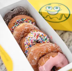 Boîte à beignets d'emballage alimentaire de luxe imprimée personnalisée pour dessert pâtisserie sucrée mini beignets