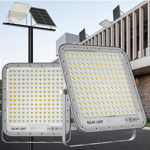 Luminaires solaires LED haute puissance pour stade 400W 600W 800W IP65 Projecteurs extérieurs en aluminium 2 panneaux solaires pour utilisation en jardin - Product Image 3