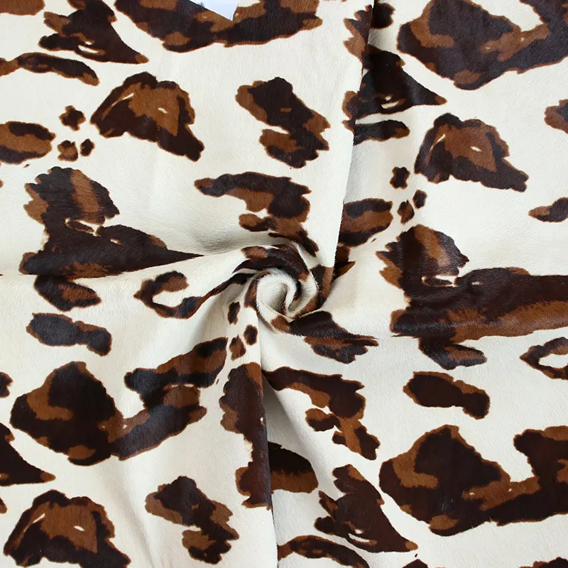 Stencil marrone con stampa di mucca su vera pelle di vacchetta con capelli abbronzati bianchi