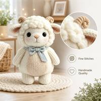Mignon jouet en peluche agneau tricoté à la main, poupée amigurumi avec nœud bleu au cou, adorable jouet en peluche animal de la ferme