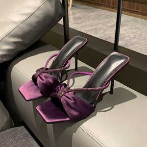 2024 nuovi sandali con cinturino in strass di raso viola da donna con fiocco con tacco a vista con punta alta infradito estivi con tacco esterno - Product Image 1
