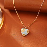 Parure de bijoux vintage européenne en émail floral avec pendentif cœur en émail rouge et bleu ciel, collier et boucles d'oreilles créoles, cadeau idéal