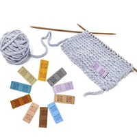 Étiquettes en cuir microfibre faites à la main, gaufrées, en crochet, motifs cœurs, autocollantes, carrées, tissées, écologiques, découpées à chaud pour vêtements