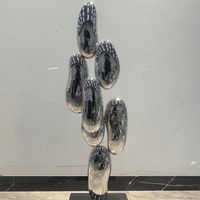 Sculpture élégante en acier inoxydable à effet galets empilés, finition polie miroir avec base en marbre noir