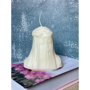 Vela con forma de escultura de dama velada grande - Product Image 1