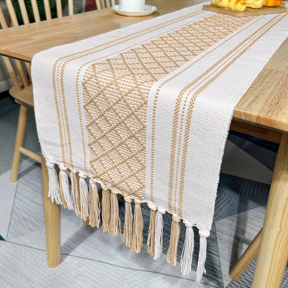 Runner da tavolo beige con nappine multi-diamante