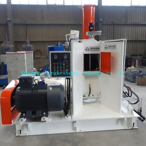 Malaxeur interne en caoutchouc de type fermé 55L avec rampe pneumatique supérieure et déchargement hydraulique inclinable pour le mélange de caoutchouc naturel - Product Image 4
