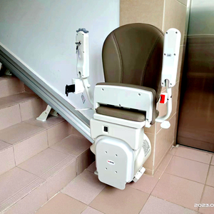 Les personnes âgées se tiennent et s'assoient machine d'escalade automatique et pratique intégrée <span class=keywords><strong>monte</strong></span>-<span class=keywords><strong>escalier</strong></span> escalade au deuxième étage - Product Image 3