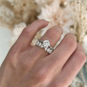 Anello di fidanzamento T0271 con diamante a forma di fiore, in oro massiccio 18 carati, taglio brillante rotondo, montatura a griffe, gioiello raffinato da donna - Product Image 6