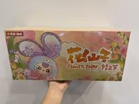 Vente en gros : Pendentif en peluche authentique de la série Fée aux Trois Fleurs pour bébé, boîte mystère, figurine de dessin animé mignonne, ornement, cadeau surprise