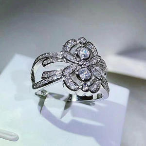 Anello da Donna Q050 in Oro Bianco con Diamante Naturale Taglio Brillante Rotondo, Colore D, Anello di Fidanzamento - Product Image 3