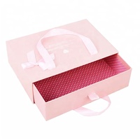 Maßgefertigte Luxus-Geschenkbox aus Rosa Papier mit Griff und Prägung für Kleidung, Schuhe, Kosmetik, Geschenke und Pelzartikel