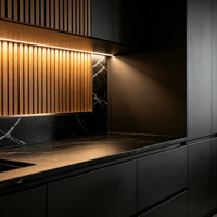 Ensemble d'armoires de cuisine modernes de luxe en bois massif cannelé, avec charnières, robinet, plan de travail en marbre noir mat, évier personnalisé en noyer foncé, durable